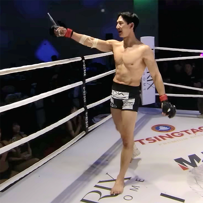 구독자 204만 먹방 유튜버 밴쯔가 2024년 12월 서울특별시 세빛섬 ‘파이터100 클럽 2’에서 종합격투기 데뷔승을 거둔 후 기뻐하고 있다. 사진@파이터100권아솔