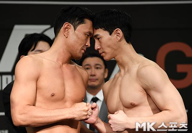 개그맨 윤형빈과 구독자 204만 먹방 유튜버 밴쯔가 2025년 6월 스위스그랜드호텔 서울컨벤션센터 로드FC 73 스페셜 이벤트 매치 공개 계체 행사에서 마주 보고 있다. 사진(서울 홍은동)=천정환 기자