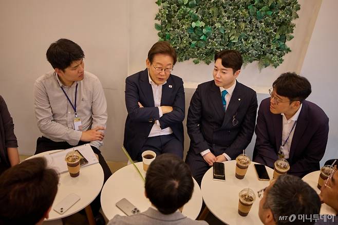 이재명 대통령이 26일 서울 용산 대통령실 청사 인근 카페에서 기자들과 티타임을 하고 있다. (사진=대통령실 제공) 2025.06.26. photo@newsis.com /사진=뉴시스 /사진=