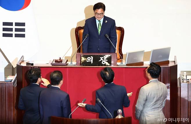 (서울=뉴스1) 김민지 기자 = 우원식 국회의장이 27일 서울 여의도 국회에서 상임위원장 선출 관련 본회의 개의를 놓고 김병기 더불어민주당 원내대표, 문진석 원내수석부대와 송언석 국민의힘 원내대표, 유상범 원내수석부대표와 갈등을 빚고 있다. 2025.6.27/뉴스1  Copyright (C) 뉴스1. All rights reserved. 무단 전재 및 재배포,  AI학습 이용 금지. /사진=(서울=뉴스1) 김민지 기자