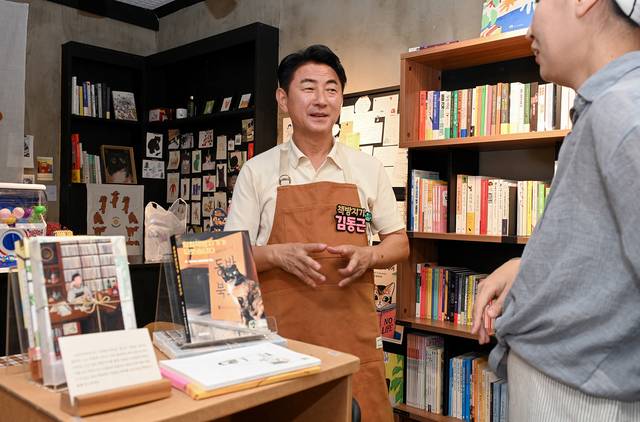 김동근 의정부시장이 ‘민생 속으로’ 프로그램 중 책방지기를 하며 시민과 얘기를 나누고 있다. 의정부시 제공