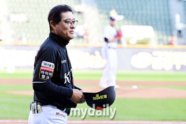 30일 오후 서울 잠실구장에서 진행된 '2025 신한 SOL뱅크 KBO 리그' KT-두산의 경기. kt 이종범 감독이 1루로 향하면서 이승엽 감독과 인사를 하고 있다./마이데일리