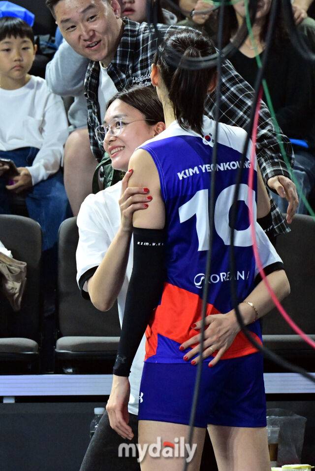 표승주가 18일 오후 인천 삼산월드체육관에서 진행된 'KYK 인비테이셔널 2025' 김연경 은퇴식에서 김연경에게 축하의 말을 건네고 있다. KYK 인비테이셔널 2025는 김연경의 마지막 경기를 기념하기 위해 김연경이 직접 국내 리그 대표 선수들과 세계 최정상급 여자배구 선수들을 초청해 진행하는 경기다./마이데일리