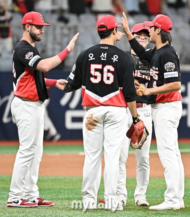 25일 오후 서울 고척동 고척스카이돔에서 진행된 '2025 프로야구 KBO리그' 키움히어로즈와 KIA타이거즈의 경기. 기아 선수들이 6-3으로 승리한 뒤 환호하고 있다./마이데일리