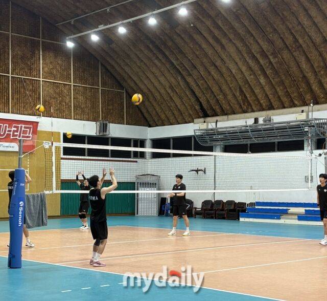 가볍게 몸을 푸는 최원빈(좌측 세 번째)./수원=김희수 기자