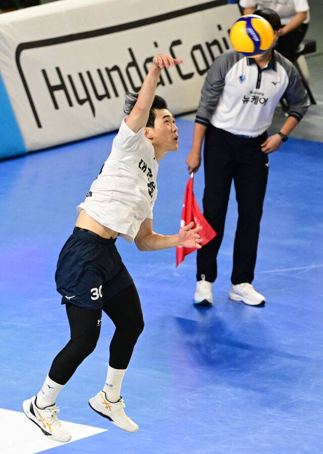 2024-2025시즌 1라운드 현대캐피탈전에서 서브를 구사하는 최원빈./KOVO