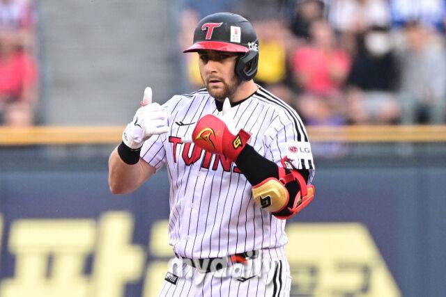 31일 서울 잠실야구장에서 열린 '2025 신한 SOL BANK KBO리그' 삼성 라이온즈와 LG 트윈스 경기. LG 오스틴이 6회말 선두타자로 나와 2루타를 쳤다./마이데일리