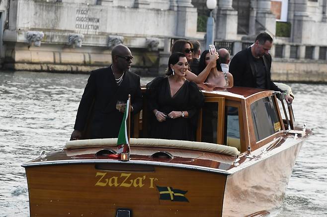 26일(현지시간) 이탈리아 베니스의 호텔 그리티에서 열리는 제프 베조스와 로렌 산체스의 결혼식을 앞두고 코리 갬블, 크리스 제너, 클로이 카다시안, 킴 카다시안의 모습이 포착됐다. [게티이미지]