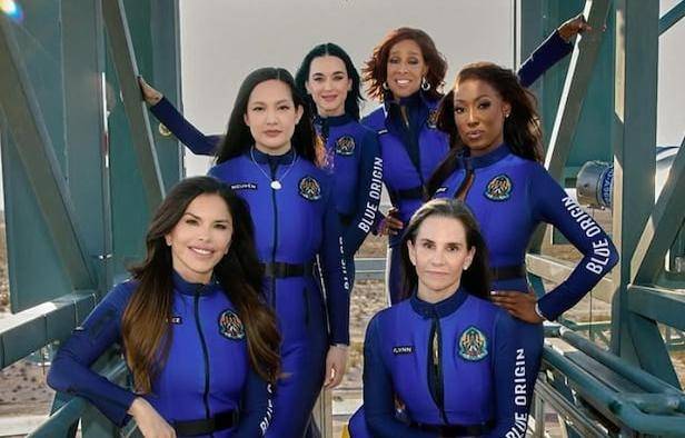 지난 4월 제프 베이조스가 창업한 우주기업 블루오리진 뉴 셰퍼드에 탑승한 로런 산체스(앞줄 왼쪽).  [블루오리진  인스타그램]