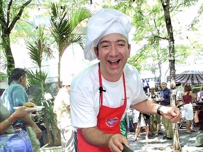 제프 베이조스가 맥도날드 매장에서 일을 하고 있는 모습. [게티이미지]