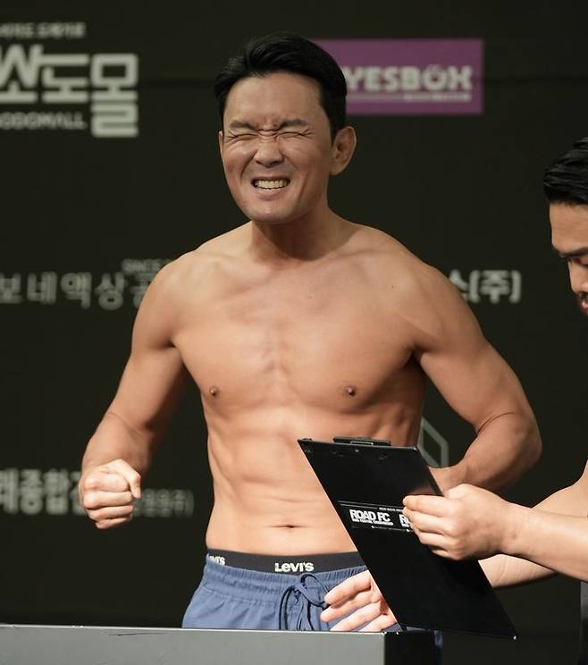 [서울=뉴시스] 27일 서울시 서대문구 홍은동 스위스그랜드호텔에서 열린 굽네 ROAD FC 073 계체량을 통과한 윤형빈.(사진=로드FC 제공)  *재판매 및 DB 금지