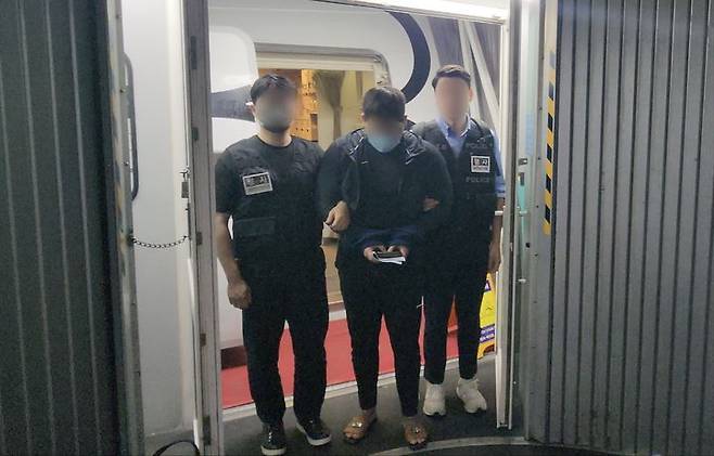 [서울=뉴시스] 경찰청은 투자 리딩방 사기조직 총책 A(26)씨를 이날 오전 인천국제공항을 통해 강제 송환했다고 밝혔다. (사진=경찰청 제공) 2025.06.28. photo@newsis.com *재판매 및 DB 금지