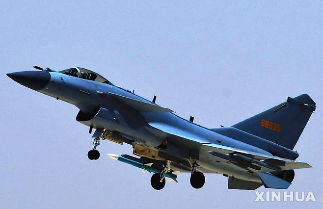 [베이징=신화/뉴시스] 이란이 중국으로부터 최대 400대에 달하는 최신예 젠(J)-10C 전투기를 구매하는 방안을 추진 중인 것으로 전해졌다. 사진은 2018년 4월 12일 훈련 중인 J-10C 전투기. 2025.06.28