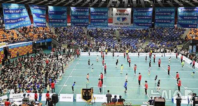 [수원=뉴시스] 김종택 기자 = 28일 경기 수원시 장안구 종합체육관에서 열린 ‘2025 대한민국 전국민 건강줄넘기대회’에서 참가 선수들이 열띤 경연을 펼치고 있다. 수원시줄넘기협회가 주최·주관하는 이번 대회는 유치부부터 일반부까지 다양한 연령층의 선수들이 출전해 자신의 기량을 선보였다. 2025.06.28. jtk@newsis.com