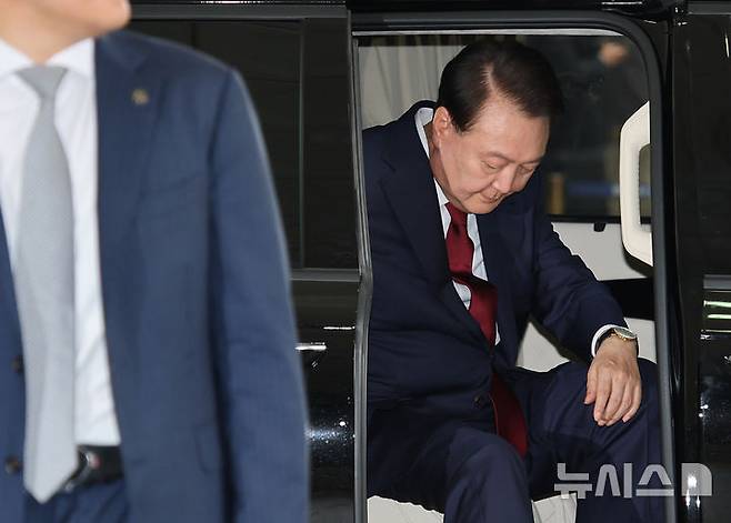 [서울=뉴시스] 이영환 기자 = 윤석열 전 대통령이 28일 오전 대면 조사를 받기 위해 서울 서초구 서울고검에 마련된 내란특검 사무실로 출석하고 있다. (공동취재) 2025.06.28. photo@newsis.com