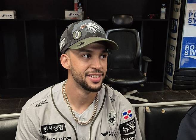 [인천=뉴시스] 문채현 기자 = 프로야구 한화 이글스 루이스 리베라토가 28일 인천 SSG랜더스필드에서 열린 2025 신한 쏠뱅크 KBO리그 SSG 랜더스와의 경기에서 승리한 뒤 취재진과 인터뷰를 하고 있다. 2025.06.28. dal@newsis.com *재판매 및 DB 금지