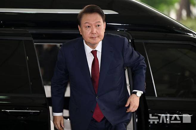 [서울=뉴시스] 이영환 기자 = 윤석열 전 대통령이 28일 오전 대면 조사를 받기 위해 서울 서초구 서울고검에 마련된 내란특검 사무실로 출석하고 있다. (공동취재) 2025.06.28. photo@newsis.com