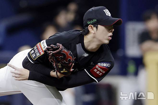 [서울=뉴시스] 최동준 기자 = 23일 서울 구로구 고척스카이돔에서 열린 2025 KBO리그 kt 위즈와 키움 히어로즈의 경기, kt 선발 오원석이 역투하고 있다. 2025.05.23. photocdj@newsis.com