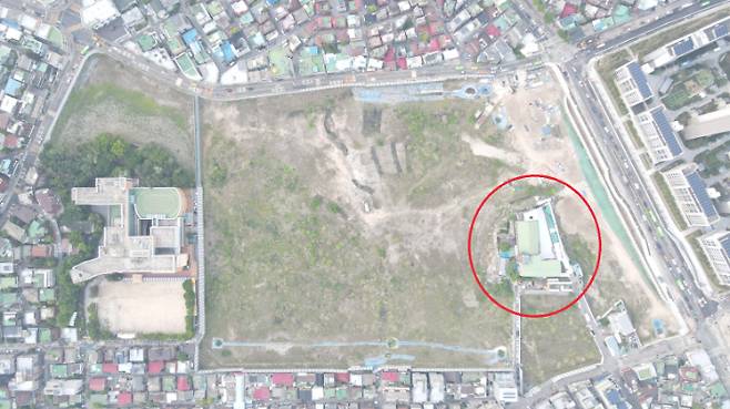 드론 촬영한 서울 장위 10구역 재개발 현장. 빨간 색 원이 전광훈씨의 사랑제일교회 건물이다. 조합 제공