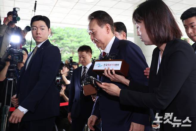 윤석열 전 대통령이 28일 오전 대면 조사를 받기 위해 서울 서초구 서울고검에 마련된 내란특검 사무실로 출석하고 있다. 황진환 기자