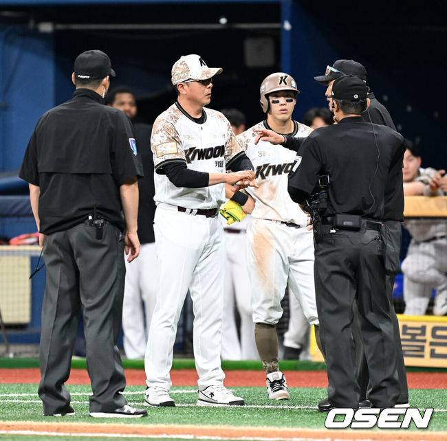 [OSEN=고척, 이대선 기자] 26일 오후 서울 고척스카이돔에서 2025 신한 SOL Bank KBO리그 키움 히어로즈와 KIA 타이거즈의 경기가 열렸다.키움은 하영민, KIA는 김건국을 선발 투수로 내세웠다.8회말 무사 1루에서 키움 1루주자 이주형이 비디오 판독을 통해 견제사가 됐다. 이후 홍원기 감독이 비디오판독에 항의하고 있다. 2025.06.26 /sunday@osen.co.kr