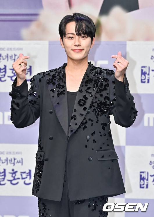 [OSEN=박준형 기자]  22일 오후 서울 상암동 상암 MBC에서&nbsp;MBC 새 금토드라마 '열녀박씨 계약결혼뎐' 제작발표회가 진행됐다.동명의 네이버 웹소설을 원작으로 하는 '열녀박씨 계약결혼뎐'은 죽음을 뛰어넘어 2023년 대한민국에 당도한 19세기 욕망 유교걸 박연우(이세영 역)와 21세기 무감정 끝판왕 강태하(배인혁 역)의 금쪽같은 계약 결혼 스토리를 담는다.배우 유선호가 포즈를 취하고 있다.  &nbsp;2023.11.22 / soul1014@osen.co.kr