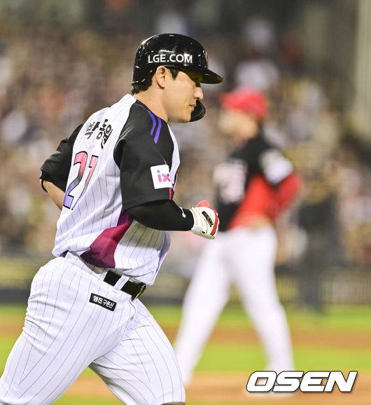 [OSEN=잠실, 박준형 기자] 27일 오후 서울 잠실구장에서 ‘2025 신한 SOL BANK KBO리그’ LG 트윈스와 KIA 타이거즈의 경기가 진행됐다.이날 LG는 손주영을, KIA는 양현종을 선발투수로 내세웠다.6회말 2사 1,3루 LG 박동원이 역전 3점 홈런을 날리고 베이스를 돌고 있다.   2025.06.27 /soul1014@osen.co.kr