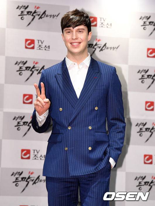 [OSEN=지형준 기자] 27일 오후 서울 태평로 코리아나호텔에서 열린 TV조선 일일극의 역습 '너의 등짝에 스매싱' 제작발표회에서 배우 줄리안이 참석해 포즈를 취하고 있다. 불황 속 가장의 '사돈집 살이'가 주요 스토리 라인인 '너의 등짝에 스매싱'은 총 50부작으로, 오는 12월 4일 첫 방송 예정이다./jpnews@osen.co.kr