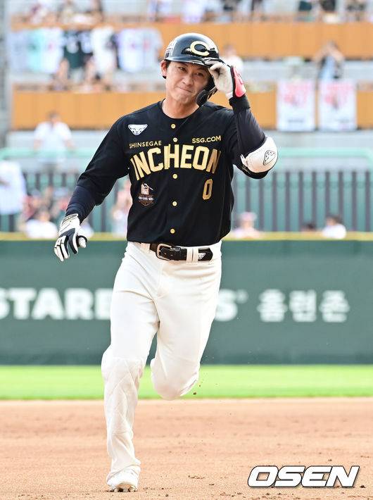 [OSEN=인천, 김성락 기자] 28일 인천 SSG랜더스필드에서 ‘2025 신한은행 SOL Bank KBO리그’ SSG 랜더스와 한화 이글스의 경기가 열렸다.이날 SSG는 앤더슨,한화는 폰세를 선발로 내세웠다. &nbsp;3회말 SSG 선두타자 안상현이 선취 솔로 홈런을 날린 뒤 그라운드를 돌고 있다. 2025.06.28 / ksl0919@osen.co.kr