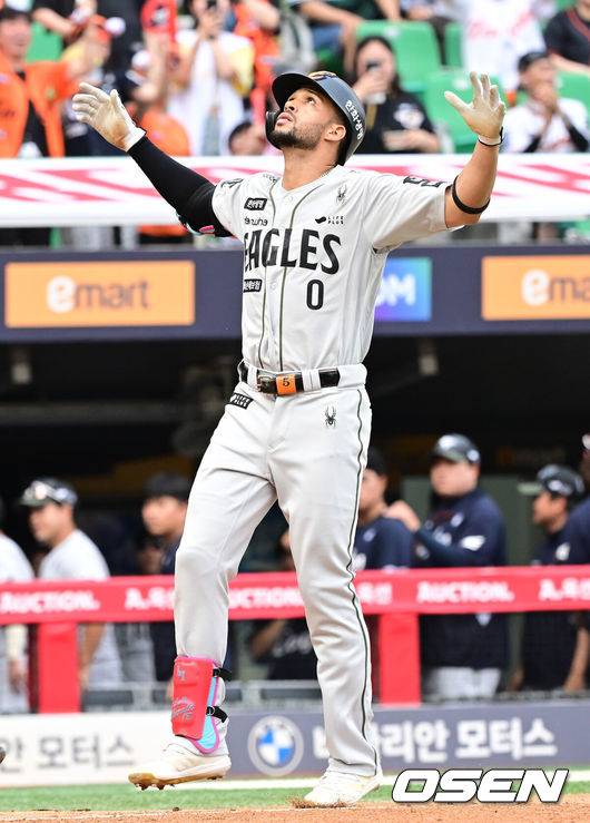 [OSEN=인천, 김성락 기자] 28일 인천 SSG랜더스필드에서 ‘2025 신한은행 SOL Bank KBO리그’ SSG 랜더스와 한화 이글스의 경기가 열렸다.이날 SSG는 앤더슨,한화는 폰세를 선발로 내세웠다. &nbsp;6회초 1사 1, 3루 한화 리베라토가 역전 3점 홈런을 날린 뒤 세리머니를 하고 있다. 2025.06.28 / ksl0919@osen.co.kr