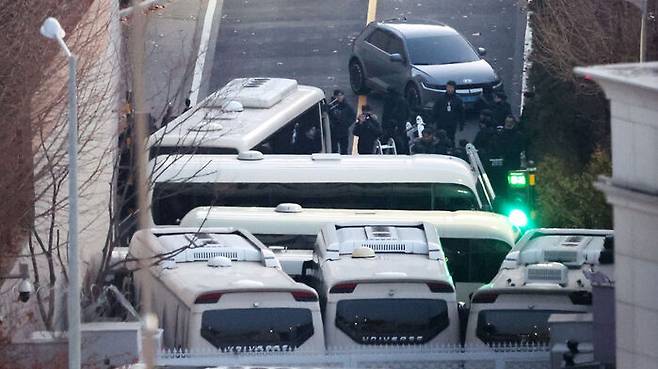 고위공직자범죄수사처(공수처)와 경찰이 윤석열 대통령에 대한 2차 체포영장 집행에 나선 지난 1월 15일 용산구 한남동 대통령 관저에서 경찰 병력이 사다리를 설치하고 있다.