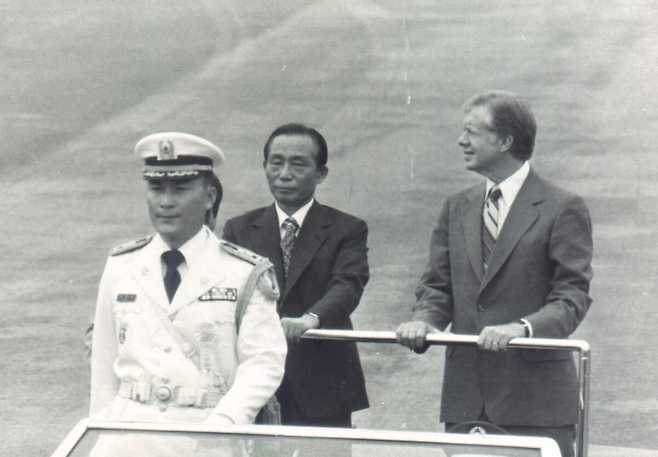 1979년 6월30일 한국을 방문한 지미 카터 미국 대통령(오른쪽)이 박정희 대통령과 나란히 의전 차량에 탑승해&nbsp;이동하고 있다. 세계일보 자료
