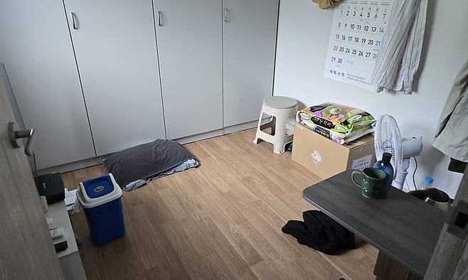 27일&nbsp;안동시 일직면 원리에 설치된 산불 이재민 임시 주거용 주택 단지에 입주한 김씨의 집 내부 모습.