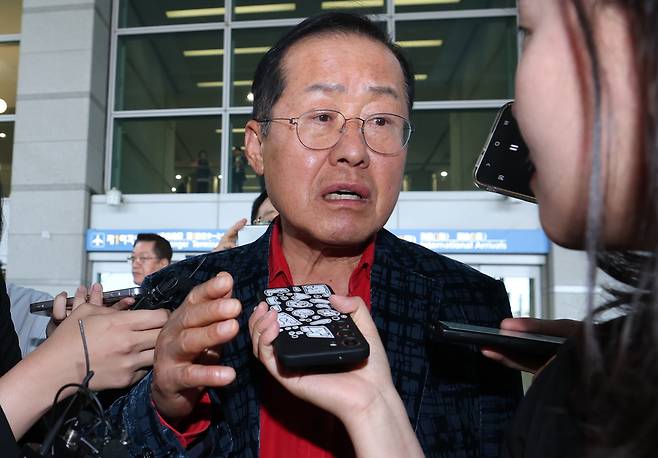 국민의힘 대선 경선에서 탈락한 뒤 정계 은퇴를 선언하고 하와이로 떠났던 홍준표 전 대구시장이 17일 인천국제공항을 통해 귀국해 인터뷰를 하고 있다. 뉴스1