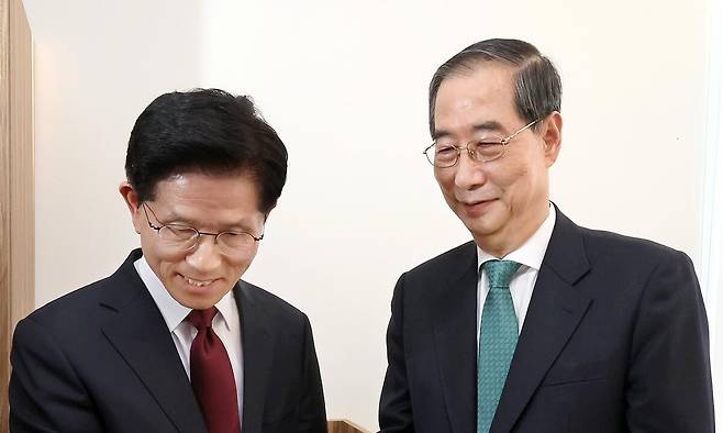 지난 5월 7일 국민의힘 김문수 대선후보와 한덕수 무소속 대선 예비후보가 서울 종로구의 한 식당에서 만나 악수를 나누고 있다. 두 후보는 1시간 넘게 단일화 방안을 놓고 의견을 교환했으나 별다른 성과 없이 회동을 마무리했다. 이제원 선임기자