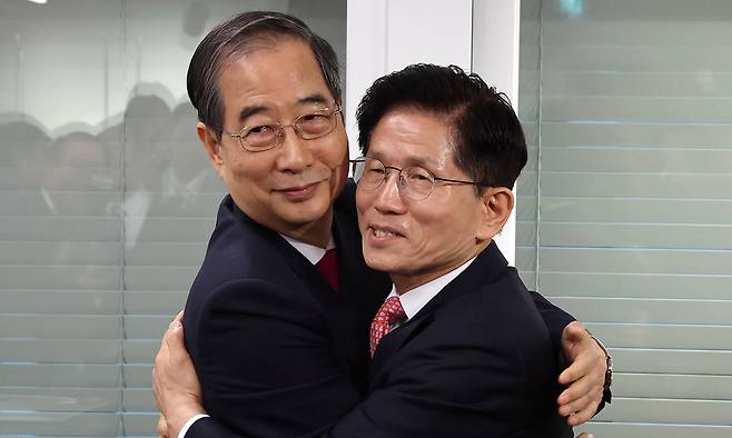 국민의힘 김문수 대선후보(오른쪽)와 한덕수 전 국무총리가 지난 5월 11일 서울 여의도 국민의힘 당사에서 만나 포옹하고 있다. 최상수 기자