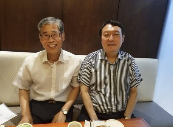 윤석열 전 대통령의 멘토로 알려졌던 신평(왼쪽) 변호사가 공정세상연구소 이사장이던 2021년 7월 자신의 페이스북에 당시 국민의힘 대선 후보이던 윤 전 대통령 지지를 밝히며 올린 사진. 페이스북 캡처