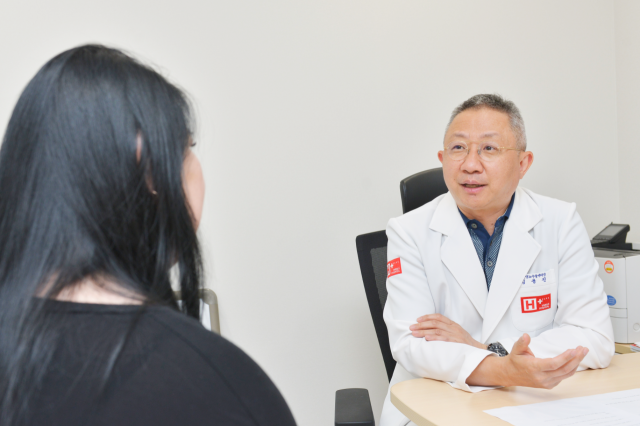 김용진 에이치플러스양지병원 비만당뇨수술센터장이 고도비만 환자에게 수술적 치료에 대해 설명하고 있다. 사진 제공=에이치플러스양지병원