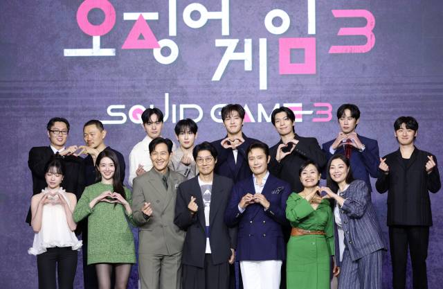 9일 서울 용산구 서울드래곤시티에서 열린 넷플릭스 시리즈 '오징어 게임' 시즌3 제작발표회에서 드라마 주역들이 포즈를 취하고 있다. 뉴스1