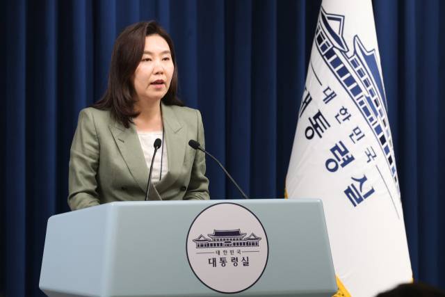 강유정 대변인이 27일 용산 대통령실에서 현안 관련 브리핑을 하고 있다. 연합뉴스