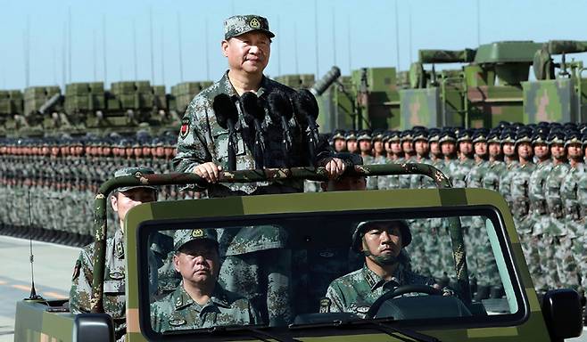 2017년 7월30일 시진핑 중국 국가주석이 인민해방군 창설 90주년 기념 열병식에서 군용 지프에 올라 인민해방군 부대를 사열하고 있다. ⓒAP 연합
