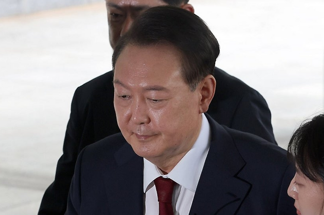 윤석열 전 대통령이 28일 피의자 신분으로 내란특검 조사를 받기 위해 서울 서초구 서울고검 청사로 출석하고 있다. ⓒ공동취재단