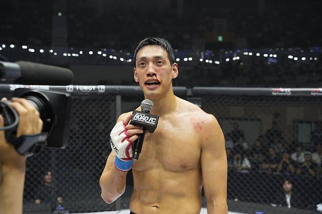 윤태영이 28일 서울 장충체육관에서 열린 ‘굽네 로드FC 073’ 2부 4경기 웰터급에서 박시원을 꺾은 뒤 인터뷰하고 있다. 사진제공｜로드FC