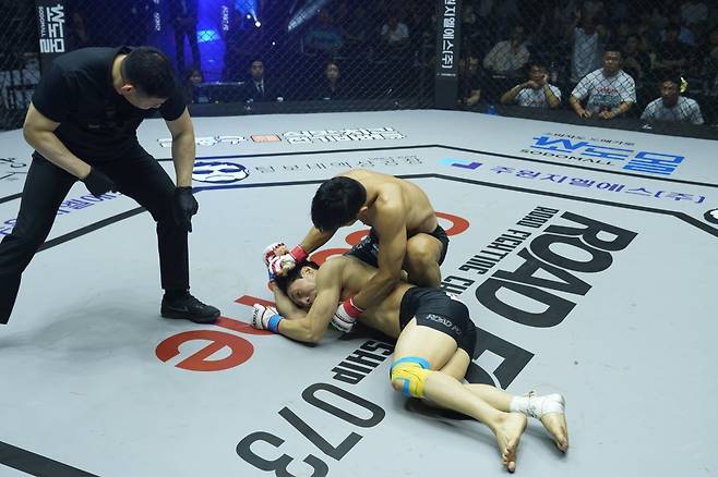윤형빈(뒤)이 28일 서울 장충체육관에서 열린 ‘굽네 로드FC 073’ 2부 6경기 스페셜 이벤트 매치에서 자신의 펀치에 쓰러진 밴쯔에게 파운딩 공격을 가하고 있다. 사진제공｜로드FC