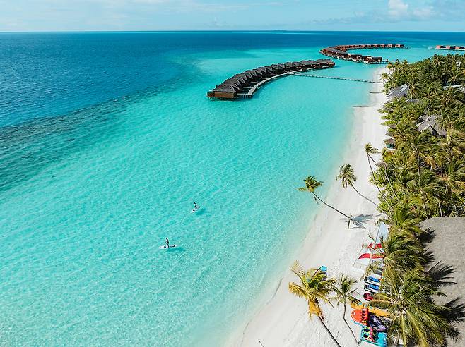 워터 스포츠 센터 앞 스탠드업 패들 보딩을 즐기는 모습. 사진제공|팜투어