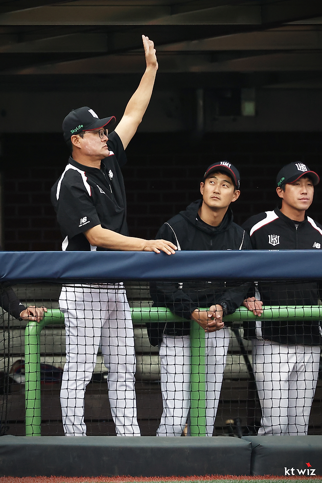 KT 이종범 코치(왼쪽). KT 위즈 제공