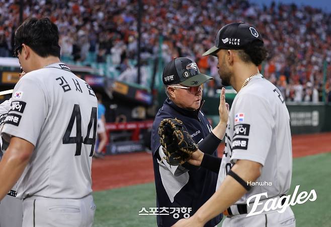 한화 김경문 감독이 루이스 리베라토와 하이파이브를 하고 있다. 한화 이글스 제공