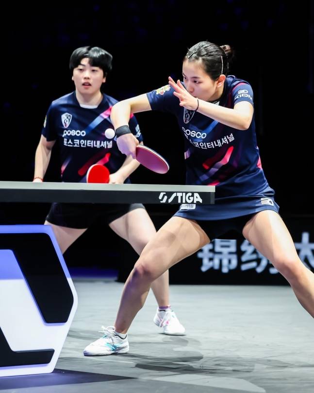 ▲ 김나영(사진 오른쪽)-유한나(사진 왼쪽) 조는 '집안싸움'에서 웃었다. 한국의 김성진-이다은 조를 풀게임 접전 끝에 3-2(11-3 5-11 10-12 11-7 11-8)로 제압하고 대회 여자복식 4강에 합류했다. 둘은 준결승을 한일전으로 치른다. 한국의 신유빈-최효주 조를 3-1로 눕힌 일본의 요코이 사쿠라-사토 히토미 조와 결승 티켓을 놓고 네트를 마주본다.ⓒ 연합뉴스
