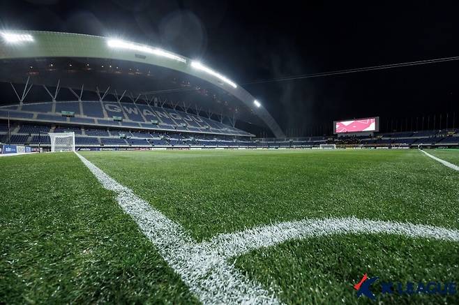 ▲ 2019년 부산 대회 이후 6년 만에 국내에서 열리는 동아시아 축구연맹(EAFF) E-1 풋볼 챔피언십(동아시안컵)의 남자부 경기가 열릴 용인미르스타디움은 현시점 국내 경기장 가운데 가장 우수한 잔디 상태를 보유 중인 것으로 평가받는다(사진은 본문과 관계없음). ⓒ한국프로축구연맹