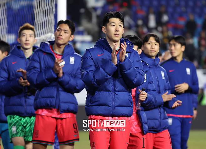 ▲ 한국축구는 지난 3월 '잔디 이슈'로 홍역을 치렀다. 손흥민(맨 앞줄)은 지난 3월 25일 요르단전이 끝난 뒤 취재진과 인터뷰에서 "이런 말을 또 해서 그렇지만 홈 경기인 만큼 좋은 컨디션과 환경에서 (축구를) 해야 하는데 그러질 못하고 (여전히) 개선이 안 되는 게 속상하다"며 목소리를 높였다.&nbsp;"신경을 써주셨으면 좋겠다. 홈에서 (축구 외 요소가) 우리의 발목을 잡으면 (한국 대표팀은) 어디서 이점을 누려야 할지 모르겠다"며 잔디 개선을 강하게 촉구했다. ⓒ 곽혜미 기자